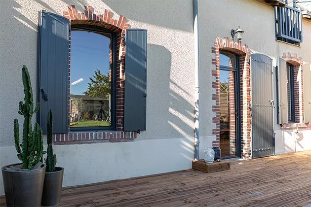 Façade de maison rénovée avec fenêtre en aluminium WIBAIE